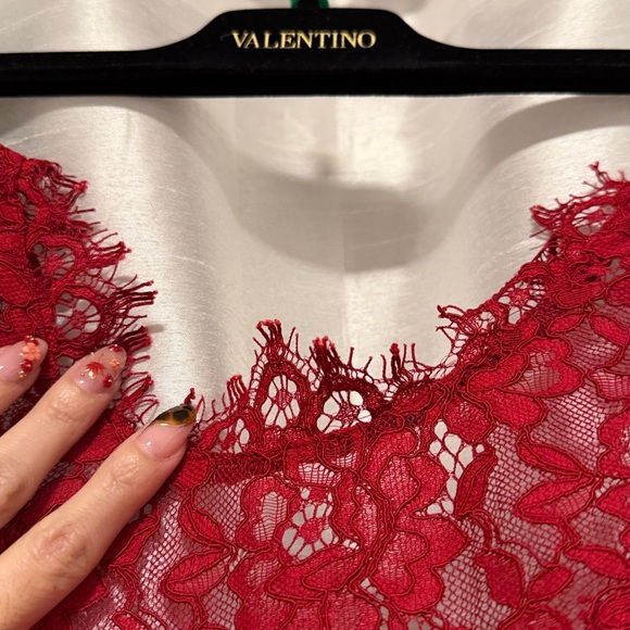 Red lace dress. - Picture 7 of 8